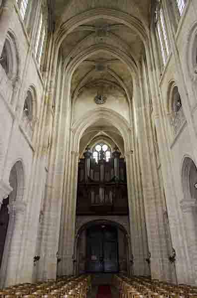Francia - Senlis 20 - catedral de Notre Dame de Senlis - interior.jpg